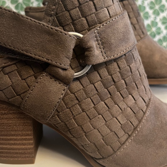 New Woman’s Slip On Boots - Picture 2 of 8